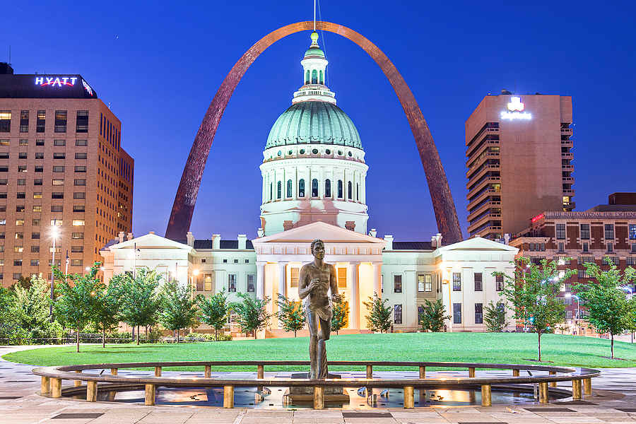 The Old St. Louis Courthouse and the Gateway Arch
