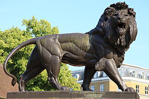 https://upload.wikimedia.org/wikipedia/commons/thumb/7/79/The_Maiwand_Lion%2C_Forbury_Gardens.jpg/300px-The_Maiwand_Lion%2C_Forbury_Gardens.jpg