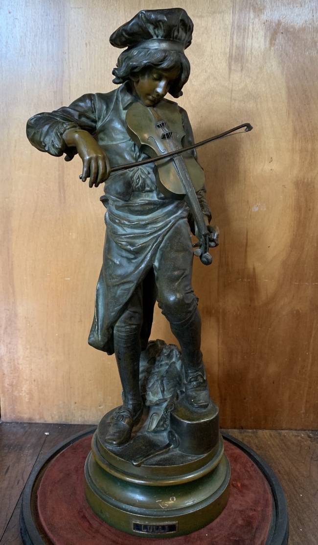 Statue of a boy playing a violin
