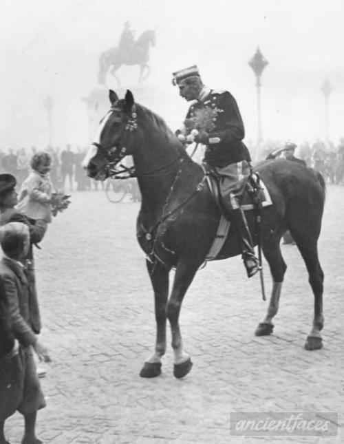 The King on his horse in front of a crowd