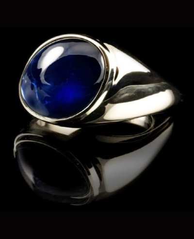 A man’s cabochon sapphire ring