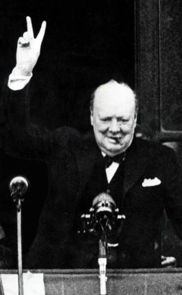 Churchill gives the ‘V’ for victory sign